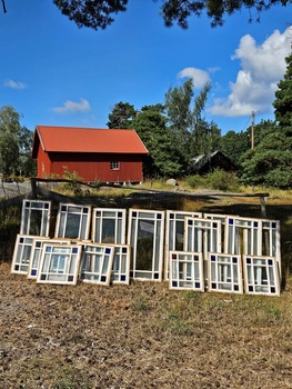 Fönster i olika storlekar och vackert glas.