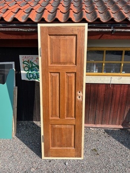 Ekdörr med karm 68 x 209 cm, finns i Överjärva