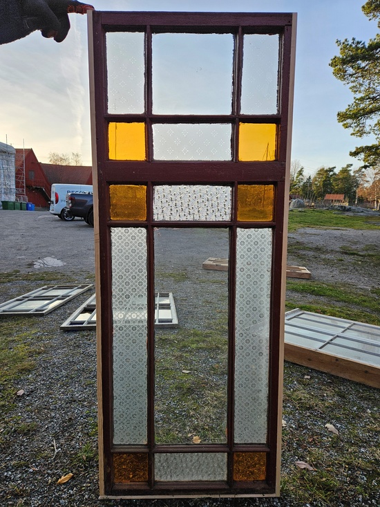 Fönsterbåge med färgat glas, 59x149 cm, finns i Överjärva.