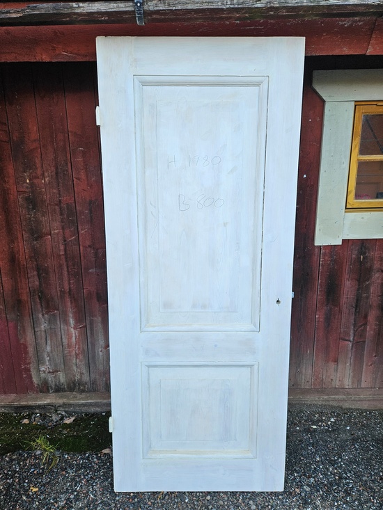 Enkeldörr 79,5 x 198, finns på Överjärva