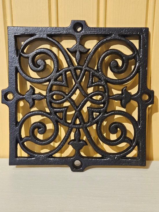 Ventilornament, gallerventil, 19x19, finns på Överjärvagård